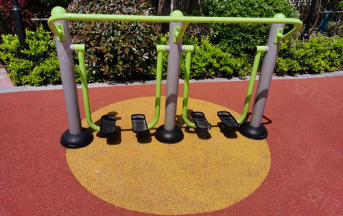 小區(qū)內(nèi)部公園內(nèi)康體設施齊備,有幼兒游樂區(qū),有小涼亭供住戶休息